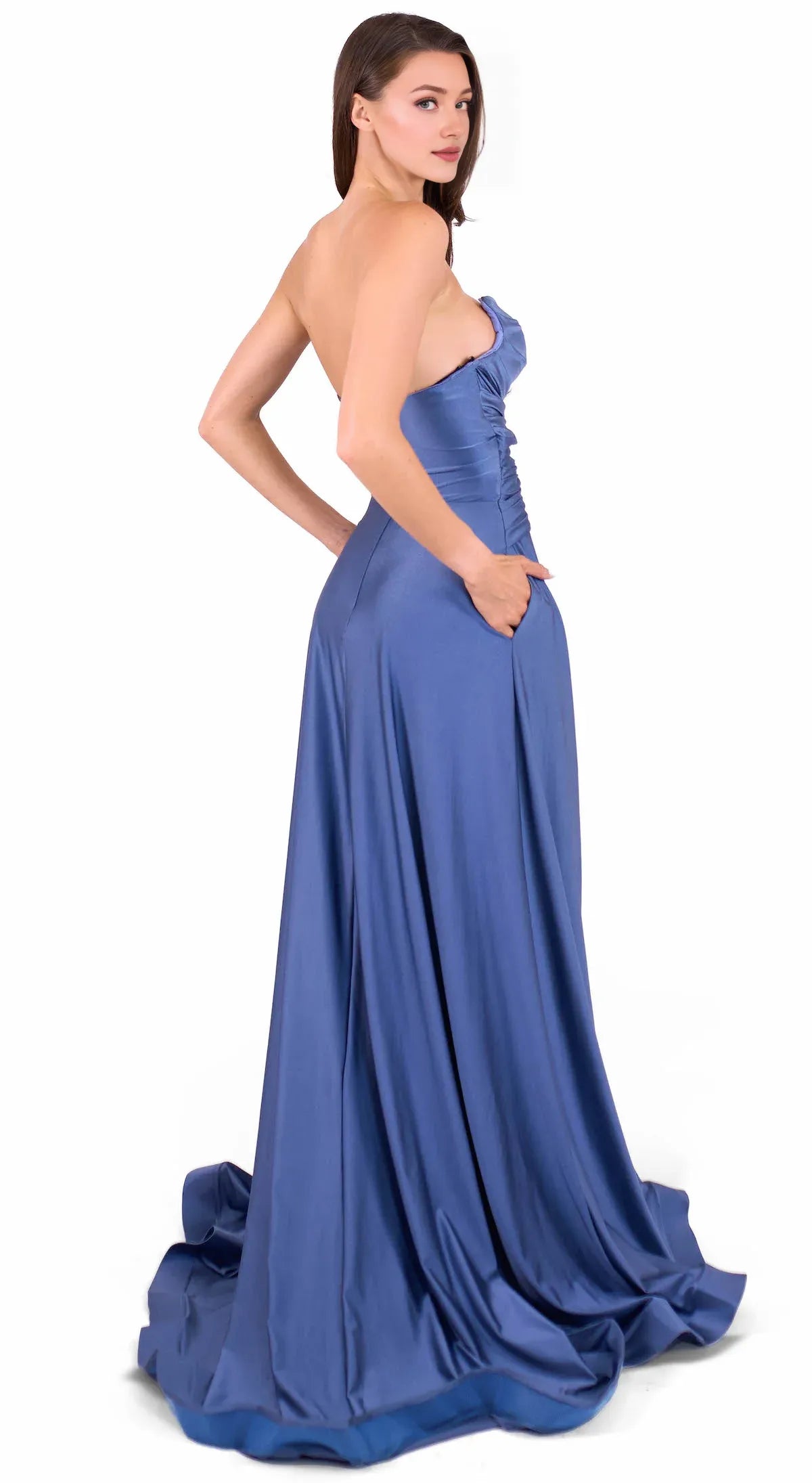 Robe Weitese sophistiquée en satin bleu ardoise, sans bretelles, drapée, fente haute, capturant une grâce intemporelle, robe de bal